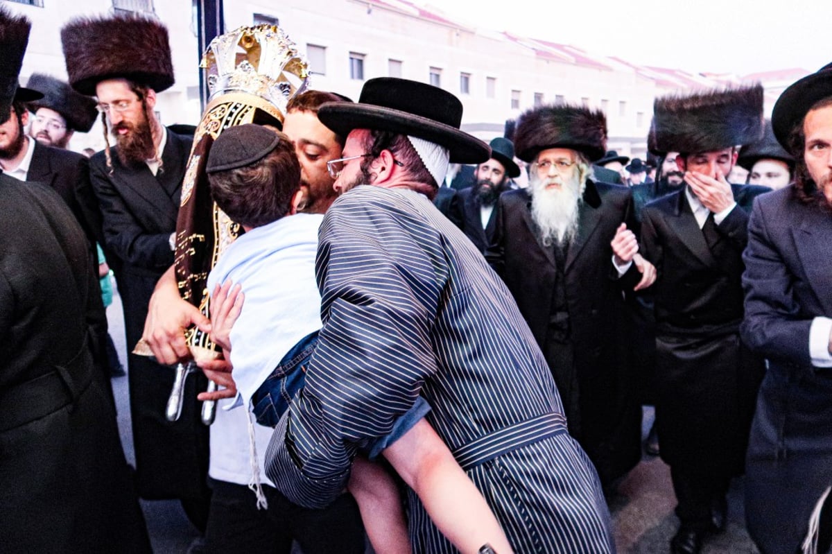 בדז'ירקא בביתר עילית חגגו הכנסת ספר תורה חדש