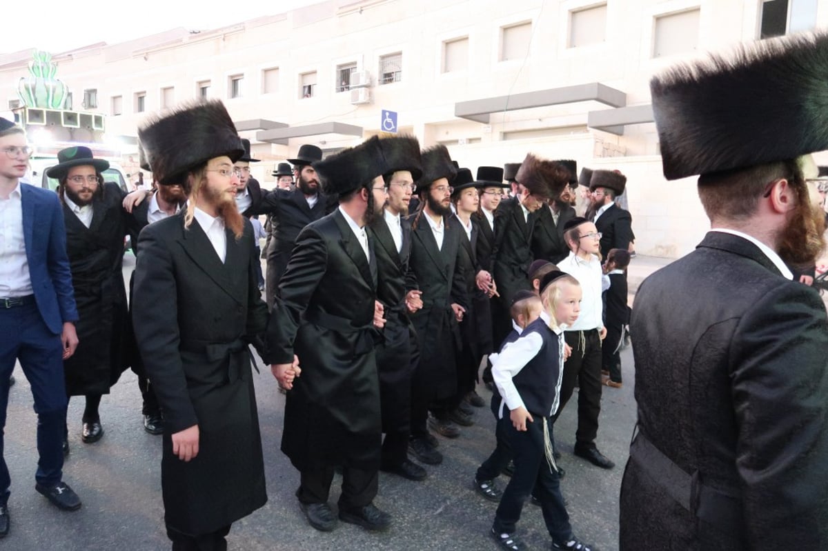 בדז'ירקא בביתר עילית חגגו הכנסת ספר תורה חדש