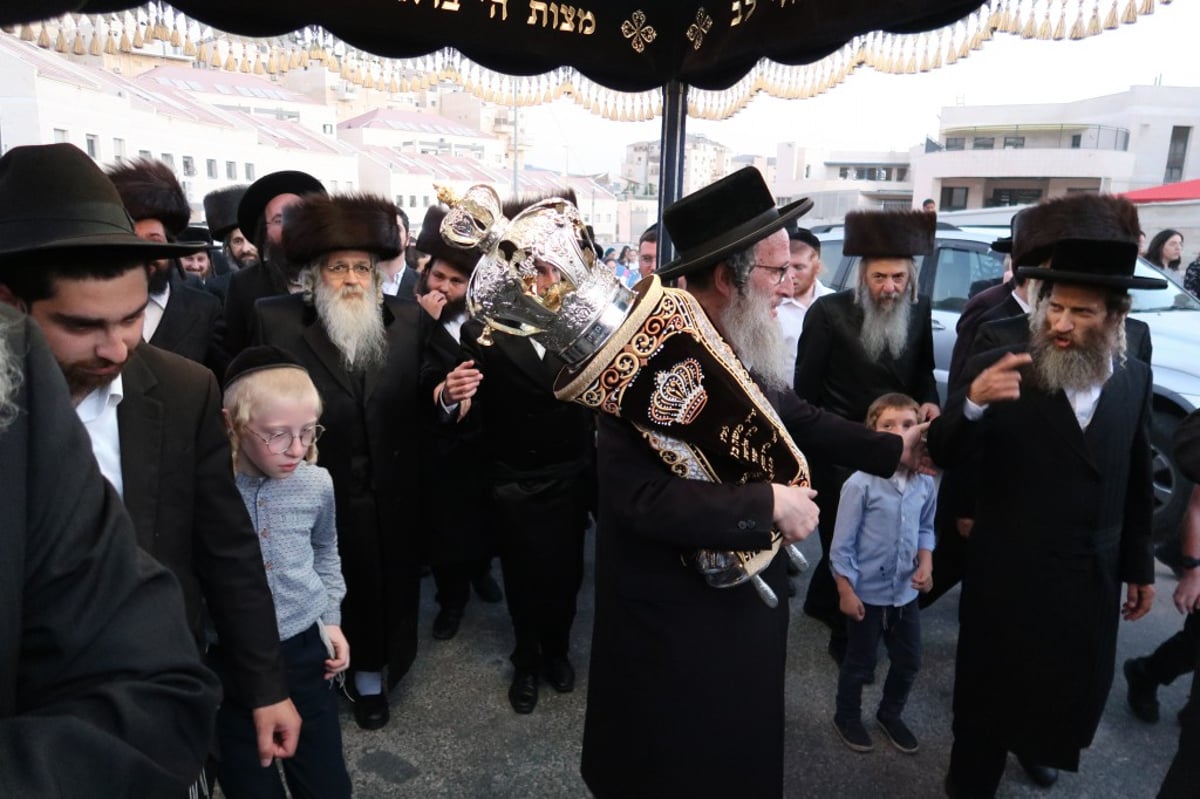 בדז'ירקא בביתר עילית חגגו הכנסת ספר תורה חדש