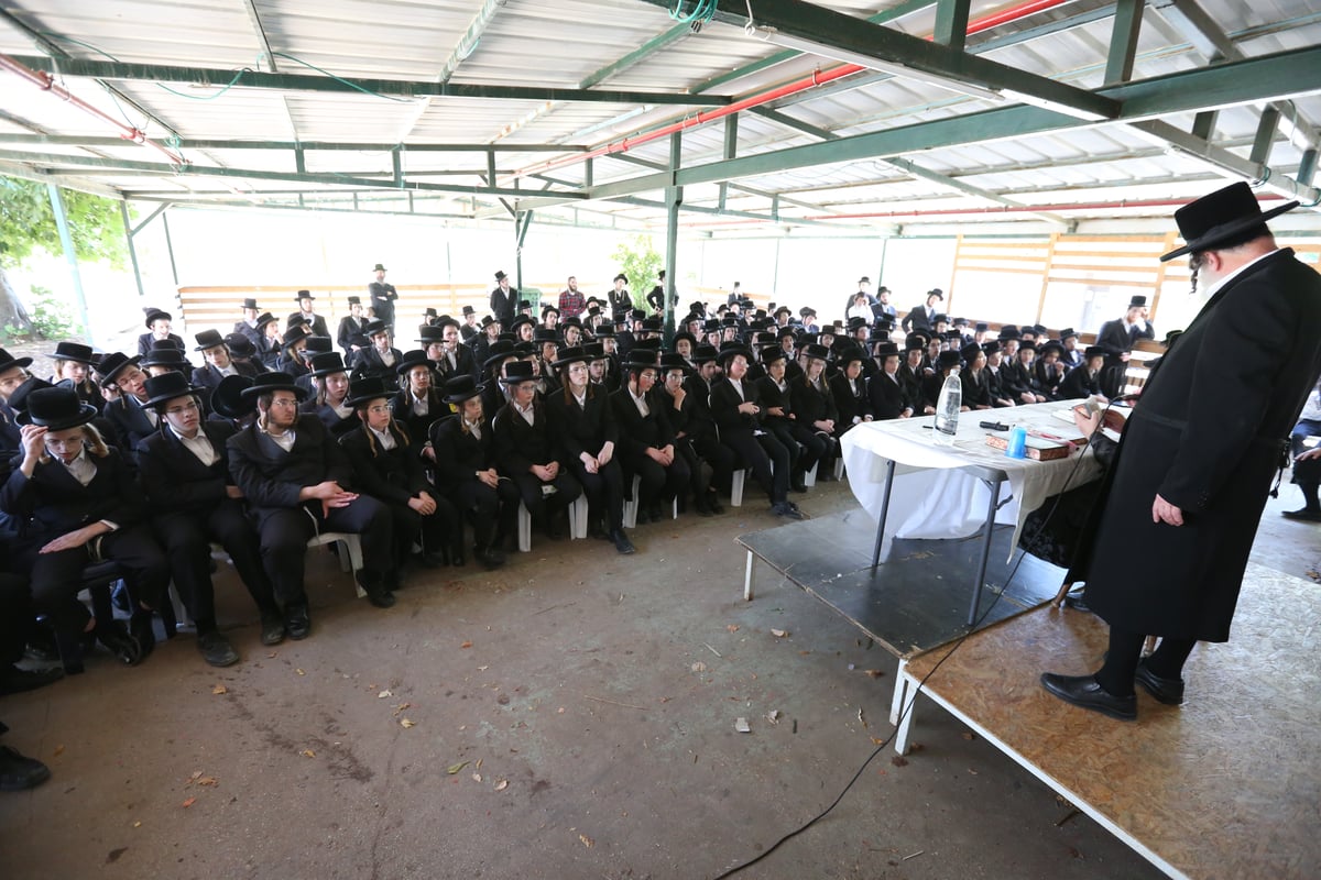 הרבי מלעלוב התפלל עם הבחורים ומסר שיחת חיזוק