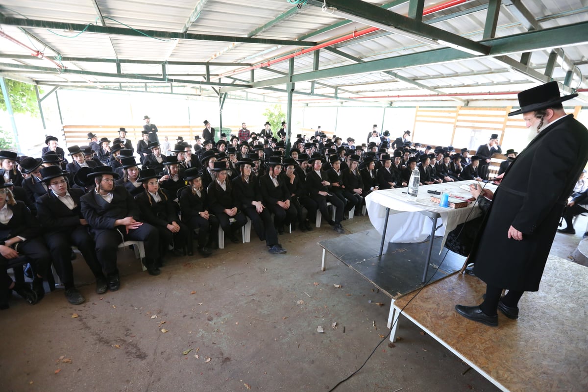 הרבי מלעלוב התפלל עם הבחורים ומסר שיחת חיזוק