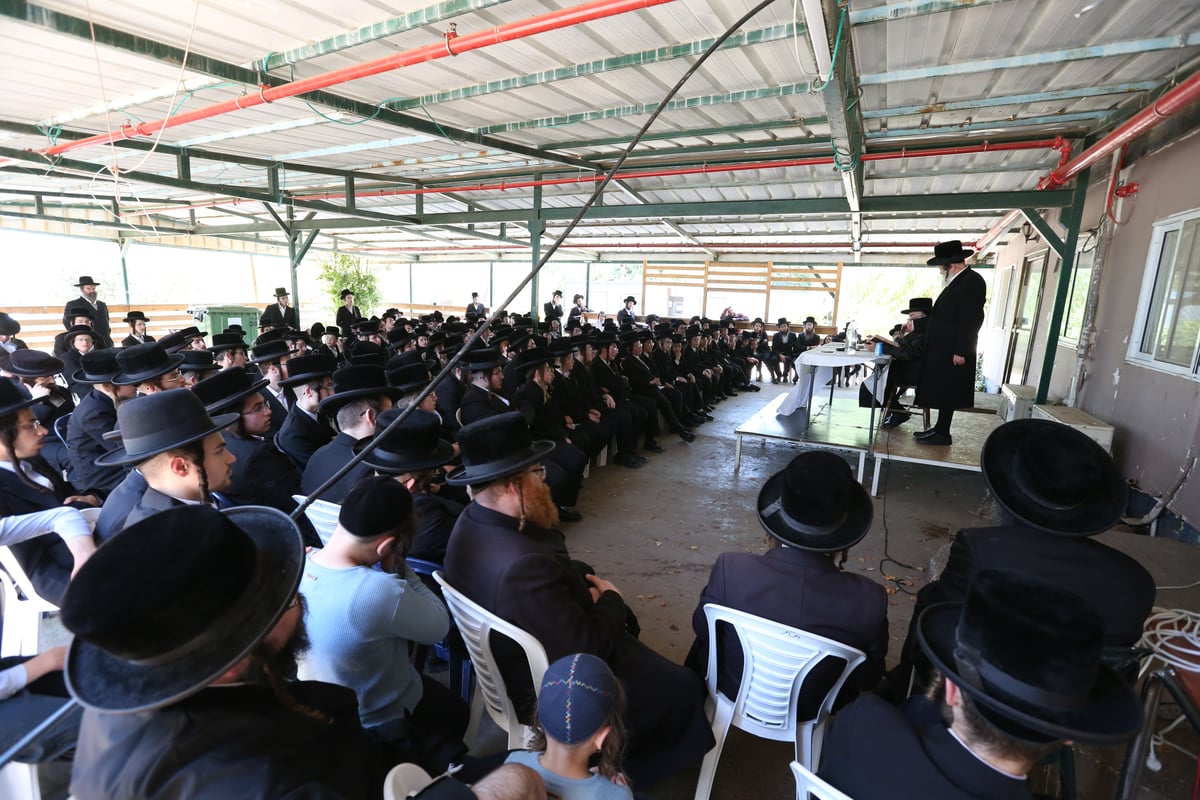 הרבי מלעלוב התפלל עם הבחורים ומסר שיחת חיזוק