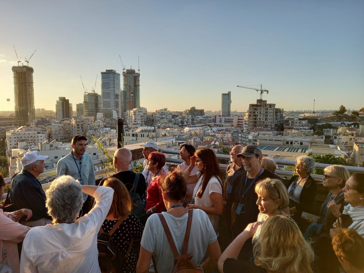 אמתי סבג מנהל מרכז אחים בני ברק מרצה לקבוצה ישראלית אודות העיר בני ברק בסיור שארגן והוביל ישראל שפירא