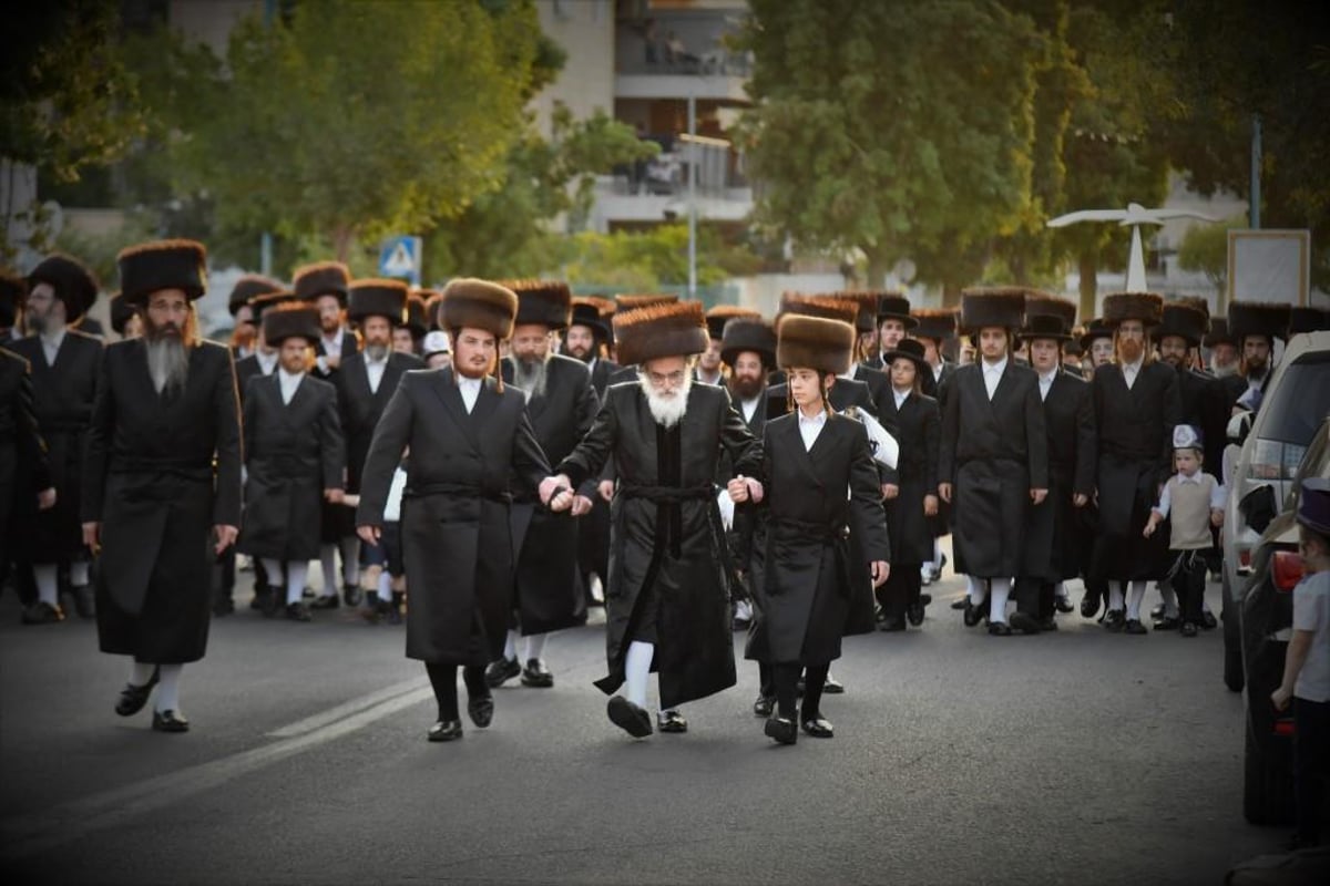 טיש של 5 שעות: חסידי ויז'ניץ שבתו באלעד