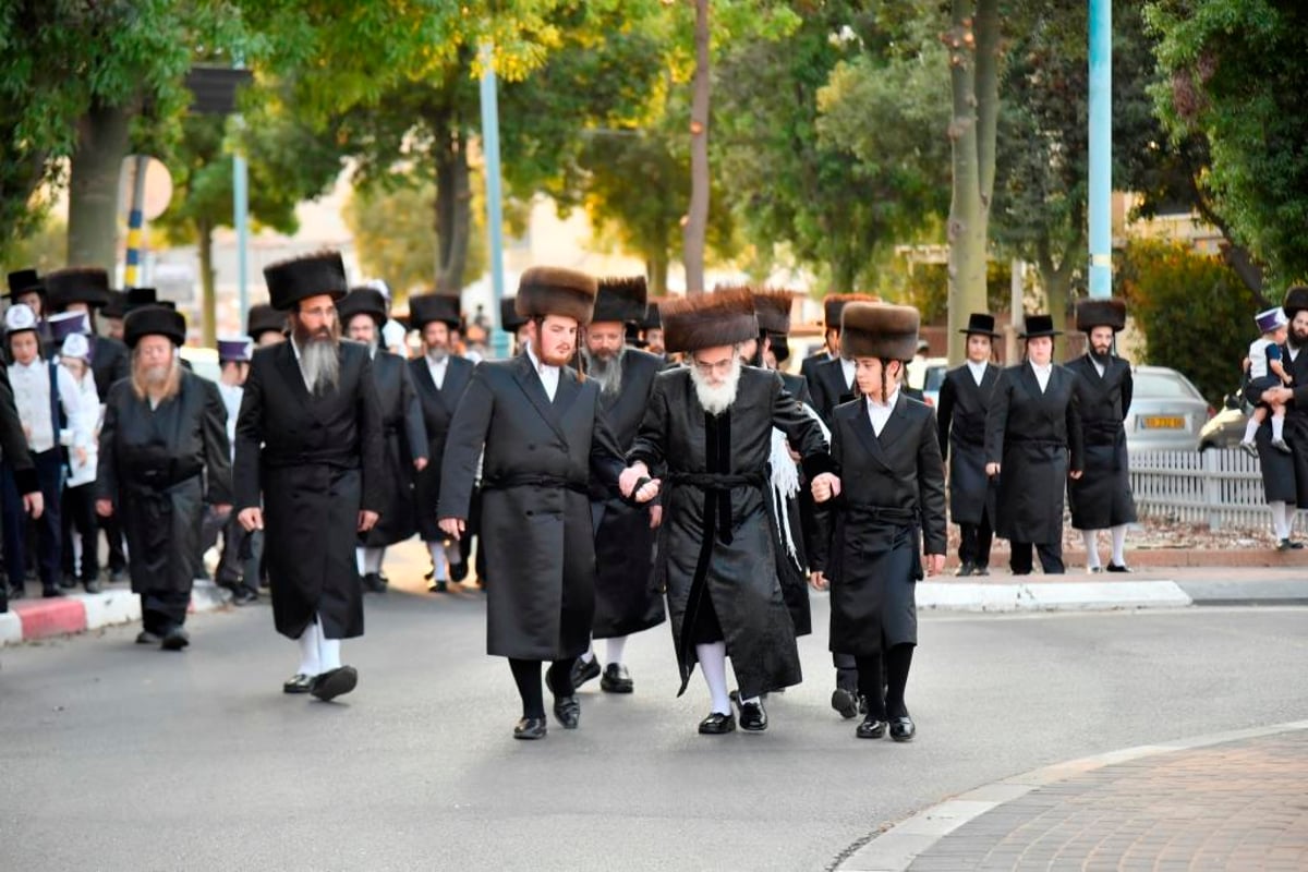 טיש של 5 שעות: חסידי ויז'ניץ שבתו באלעד