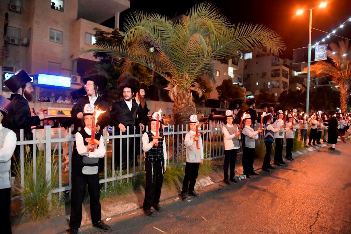 טיש של 5 שעות: חסידי ויז'ניץ שבתו באלעד