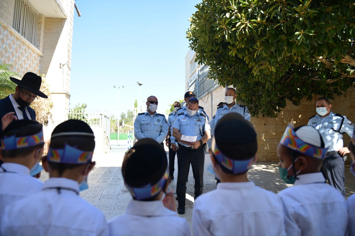 המפכ"ל בתלמוד תורה חרדי: "יש לי עונג גדול" • צפו