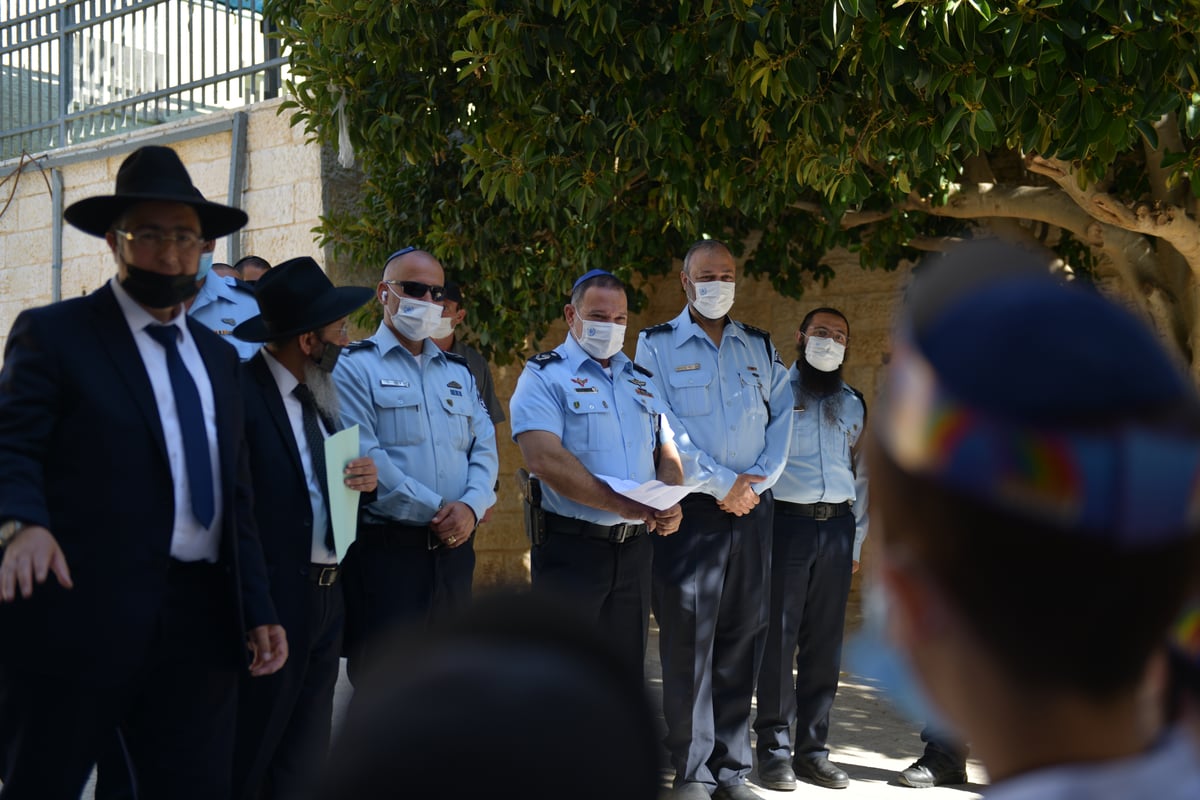 המפכ"ל בתלמוד תורה חרדי: "יש לי עונג גדול" • צפו