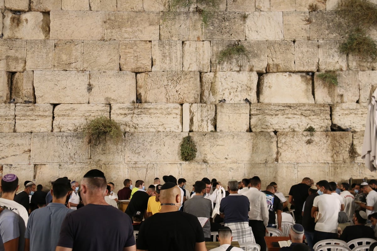 כך נראו הסליחות הראשונות בכותל • תיעוד