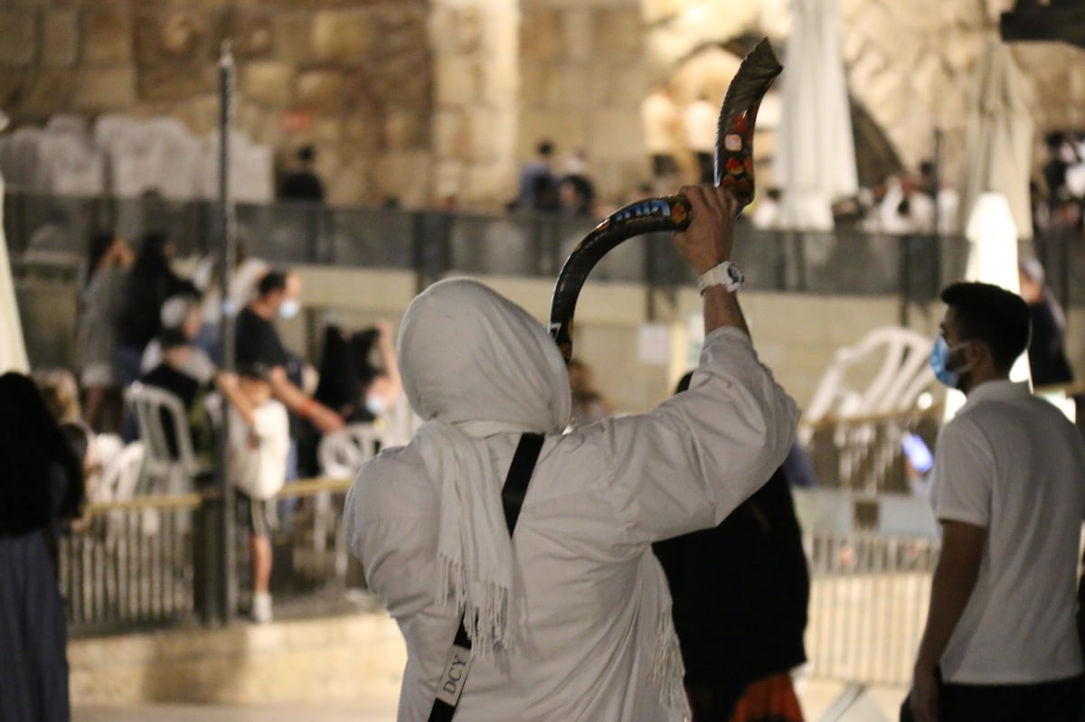 כך נראו הסליחות הראשונות בכותל • תיעוד