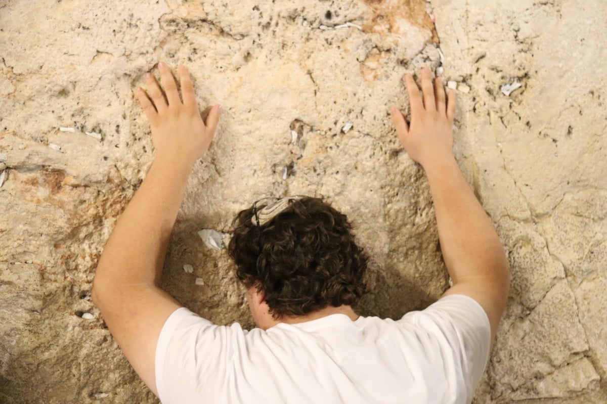 כך נראו הסליחות הראשונות בכותל • תיעוד