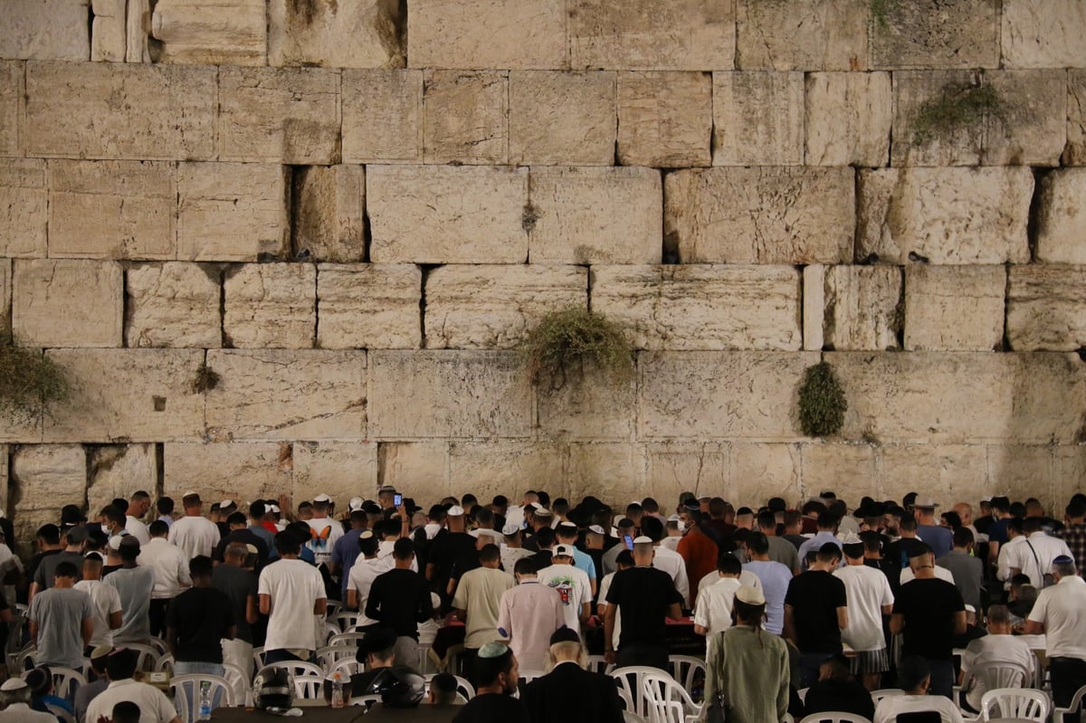 כך נראו הסליחות הראשונות בכותל • תיעוד