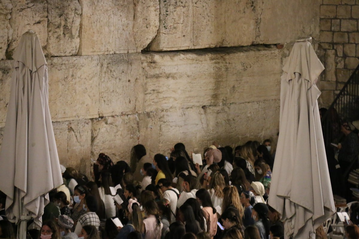 כך נראו הסליחות הראשונות בכותל • תיעוד