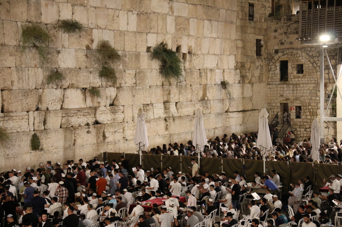 כך נראו הסליחות הראשונות בכותל • תיעוד