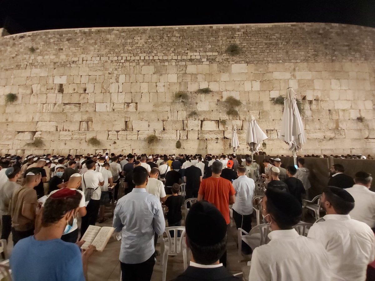 כך נראו הסליחות הראשונות בכותל • תיעוד