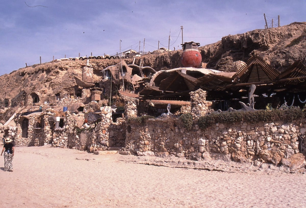 מערת הקסמים בחוף 'סידני עלי' שבנה ניסים כחלון שכולה עשויה מזכויות חרסים וקרמיקות וזוטו של ים