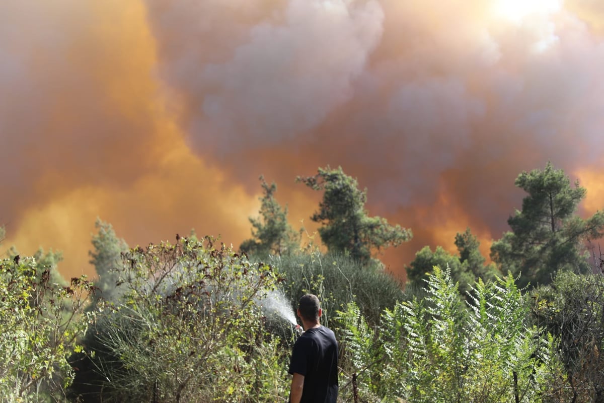 שריפת ענק ליד ירושלים; יישובים שלמים פונו; אין שליטה