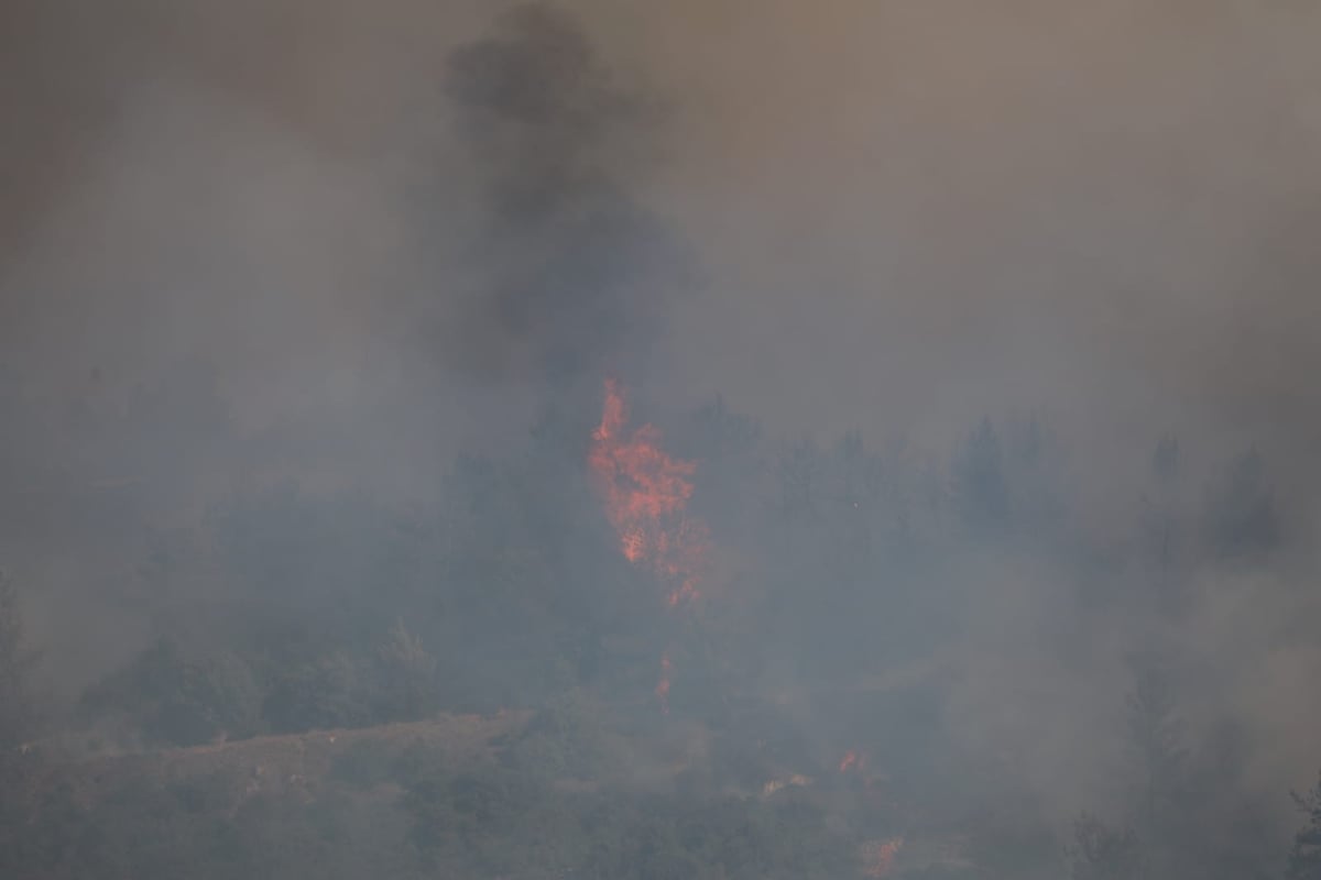 מאות מפונים מבתיהם; הוכרז על  גיוס כללי בכבאות והצלה