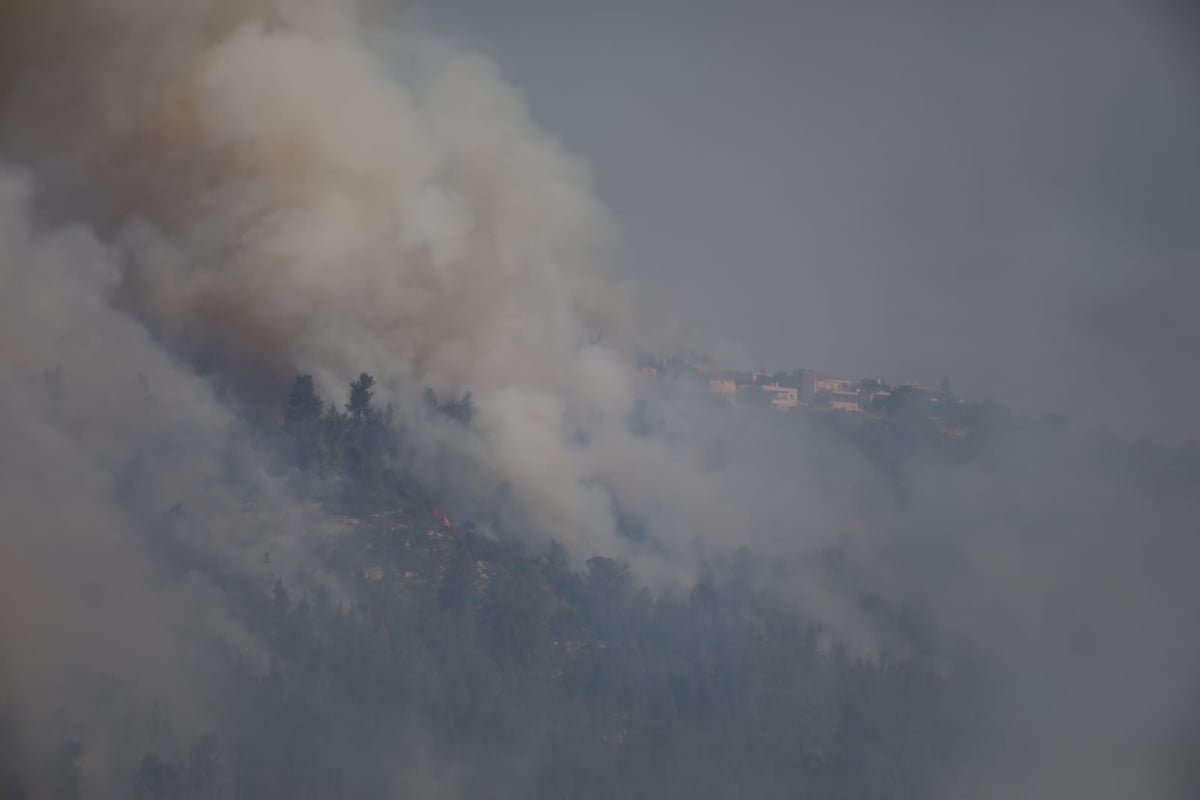 מאות מפונים מבתיהם; הוכרז על  גיוס כללי בכבאות והצלה