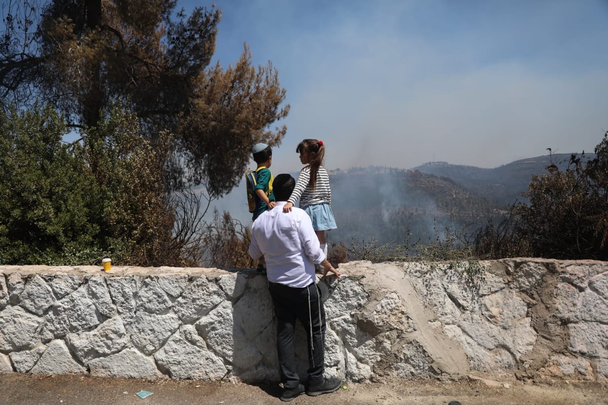 מאות מפונים מבתיהם; הוכרז על  גיוס כללי בכבאות והצלה