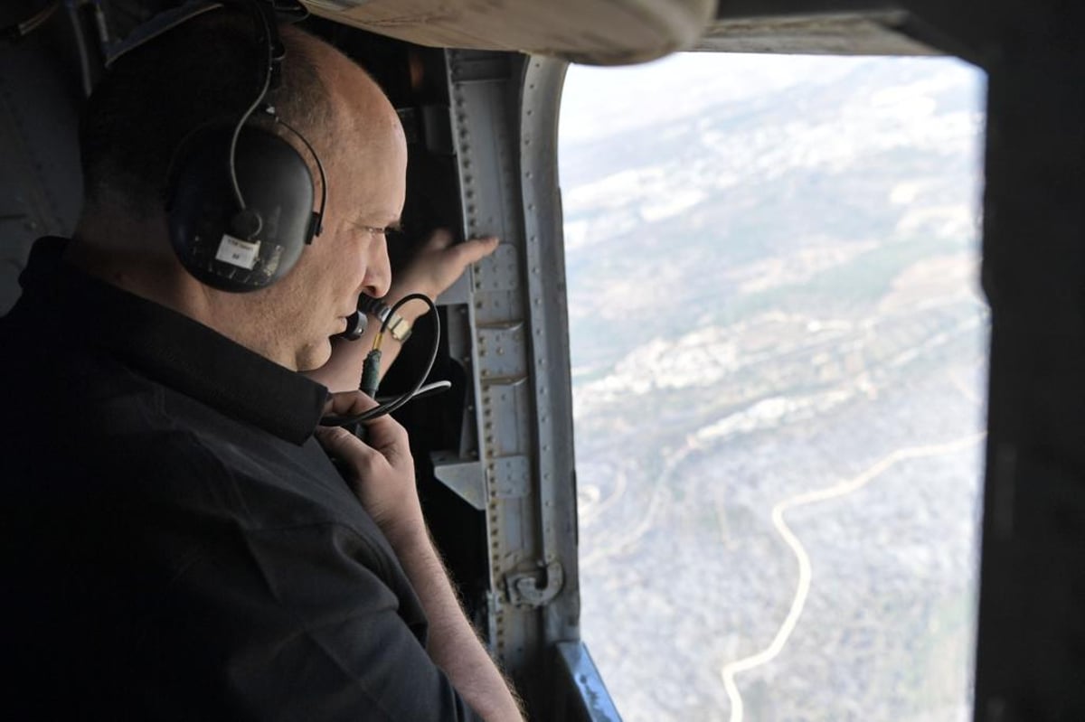 רה"מ נפתלי בנט טס מעל מוקדי השריפה והודה לטייסים