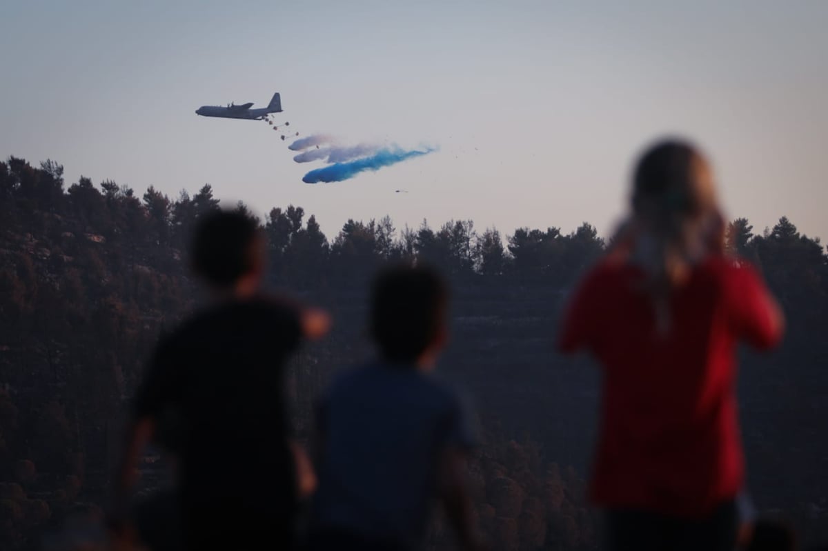 הגיחה הראשונה: כך ה'סופר הרקולס' סייע למאמצי הכיבוי • תיעוד