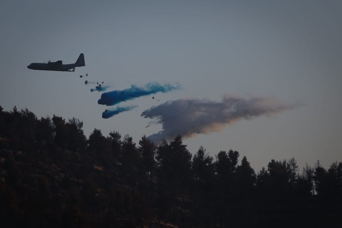 הגיחה הראשונה: כך ה'סופר הרקולס' סייע למאמצי הכיבוי • תיעוד