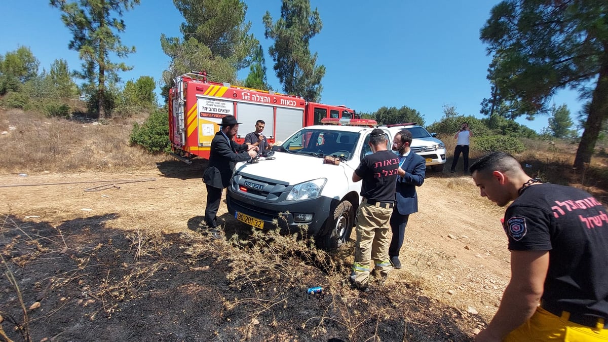 לצד הלהבות: לוחמי האש מניחים תפילין