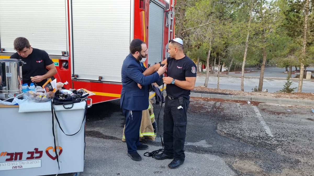 לצד הלהבות: לוחמי האש מניחים תפילין