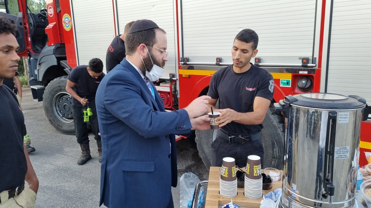 לצד הלהבות: לוחמי האש מניחים תפילין