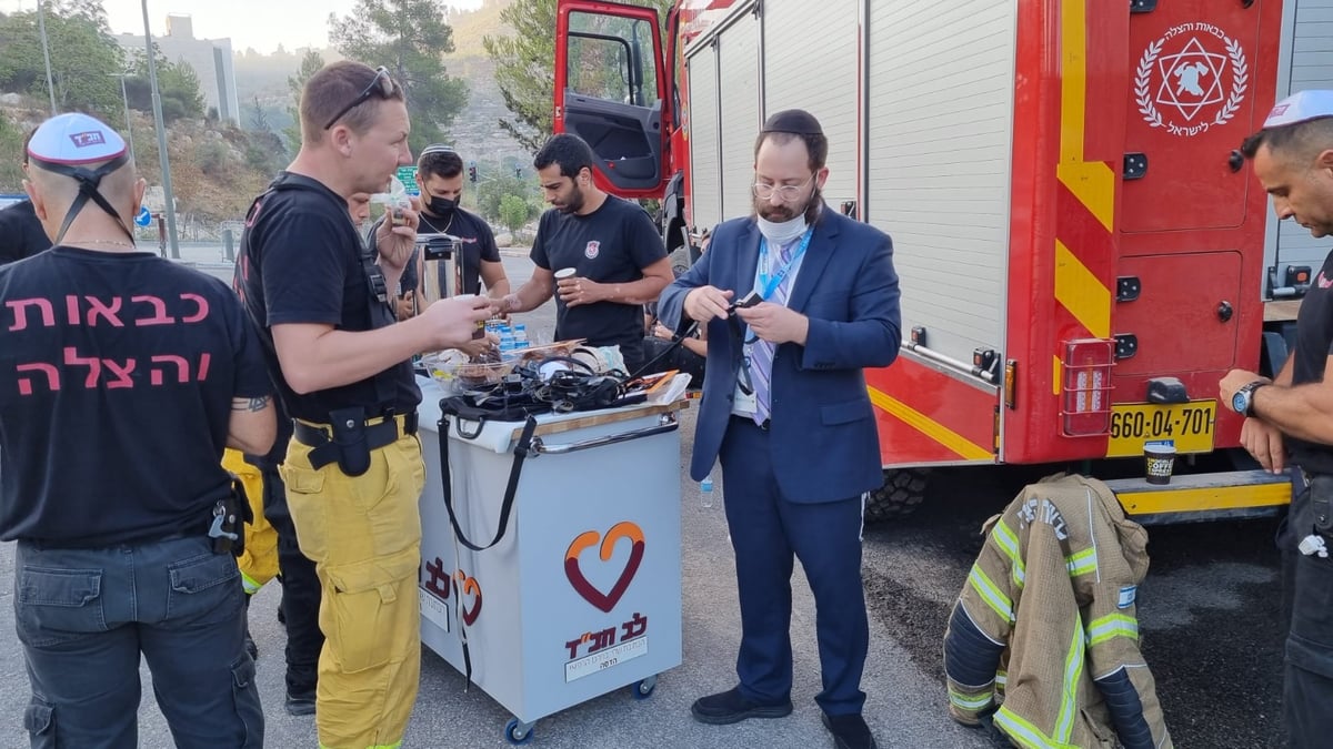 לצד הלהבות: לוחמי האש מניחים תפילין