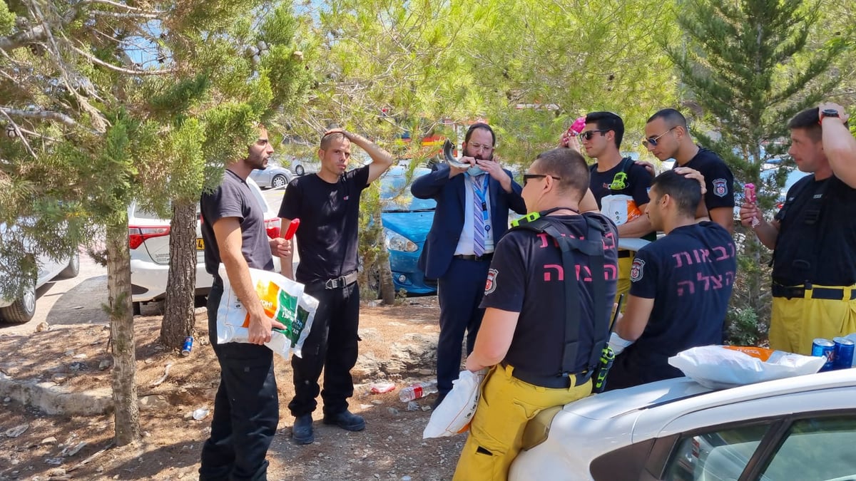 לצד הלהבות: לוחמי האש מניחים תפילין