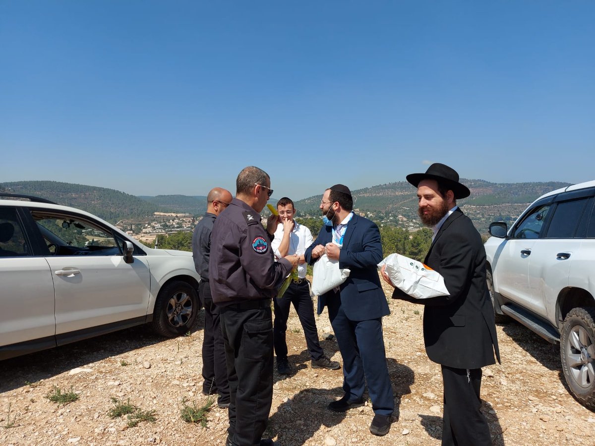 לצד הלהבות: לוחמי האש מניחים תפילין