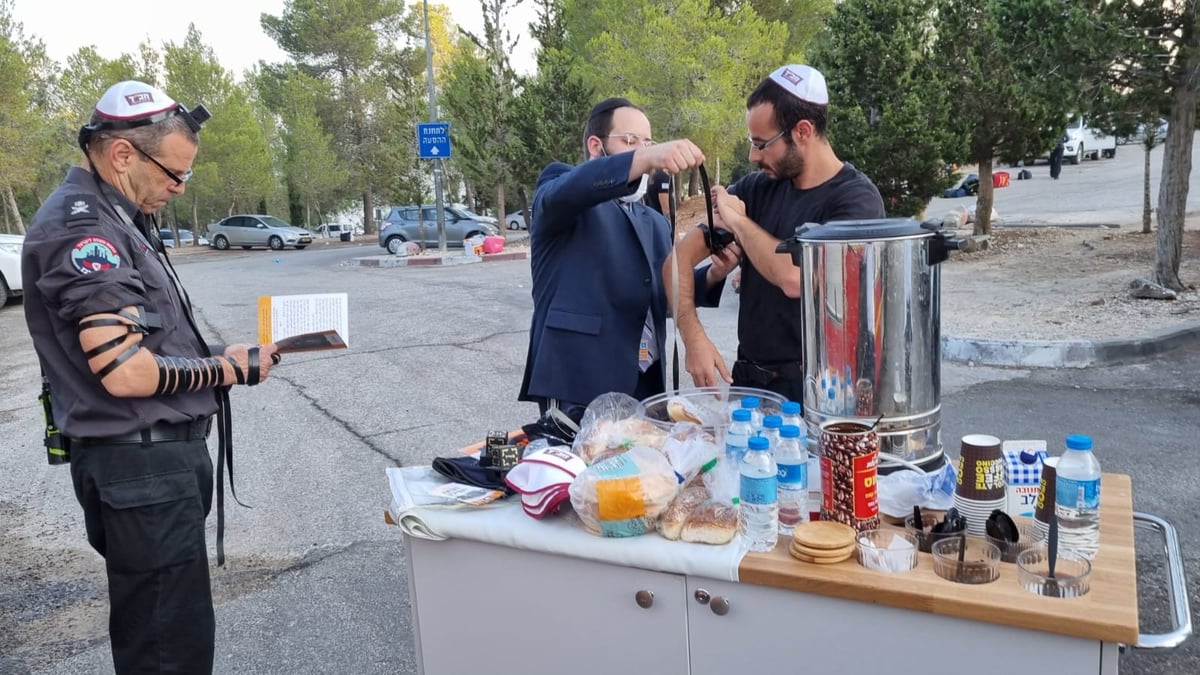 לצד הלהבות: לוחמי האש מניחים תפילין