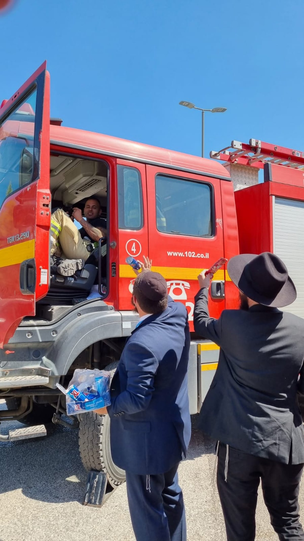 לצד הלהבות: לוחמי האש מניחים תפילין