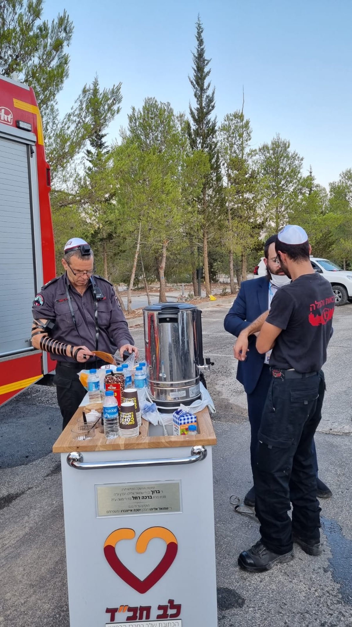 לצד הלהבות: לוחמי האש מניחים תפילין