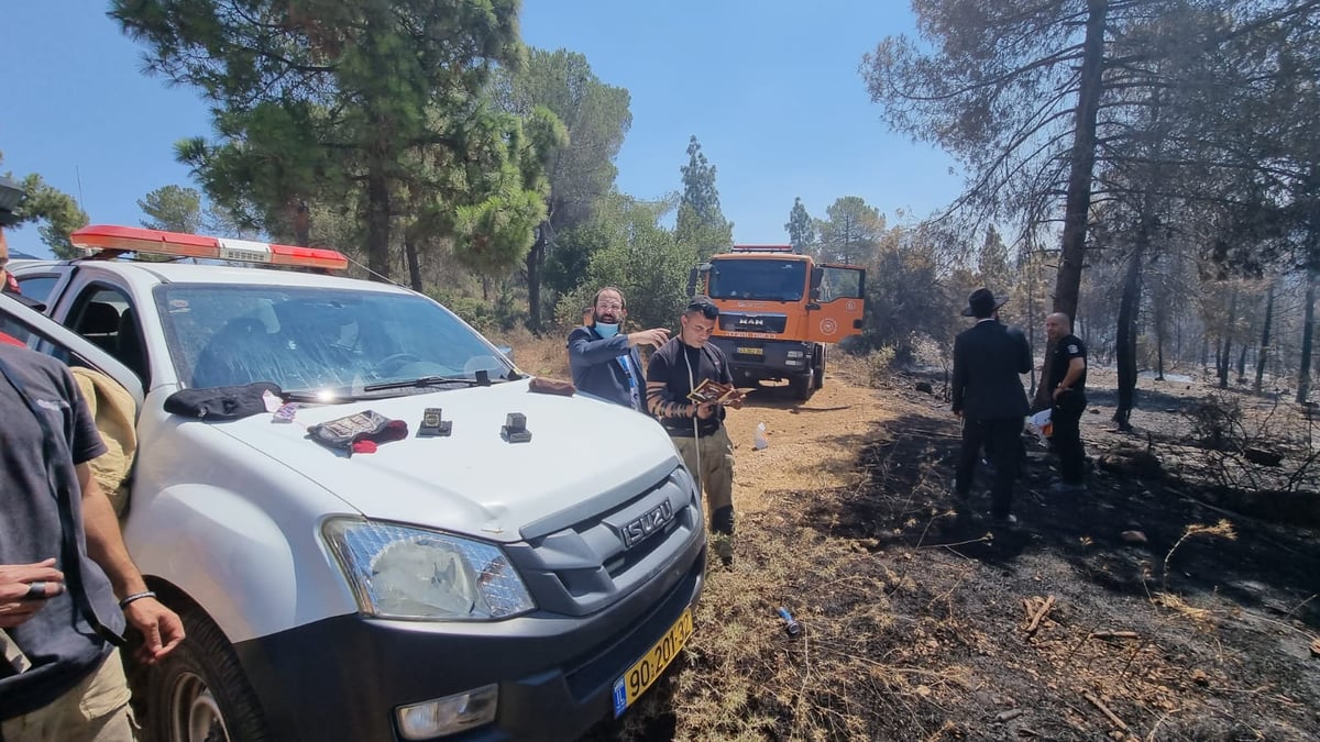 לצד הלהבות: לוחמי האש מניחים תפילין