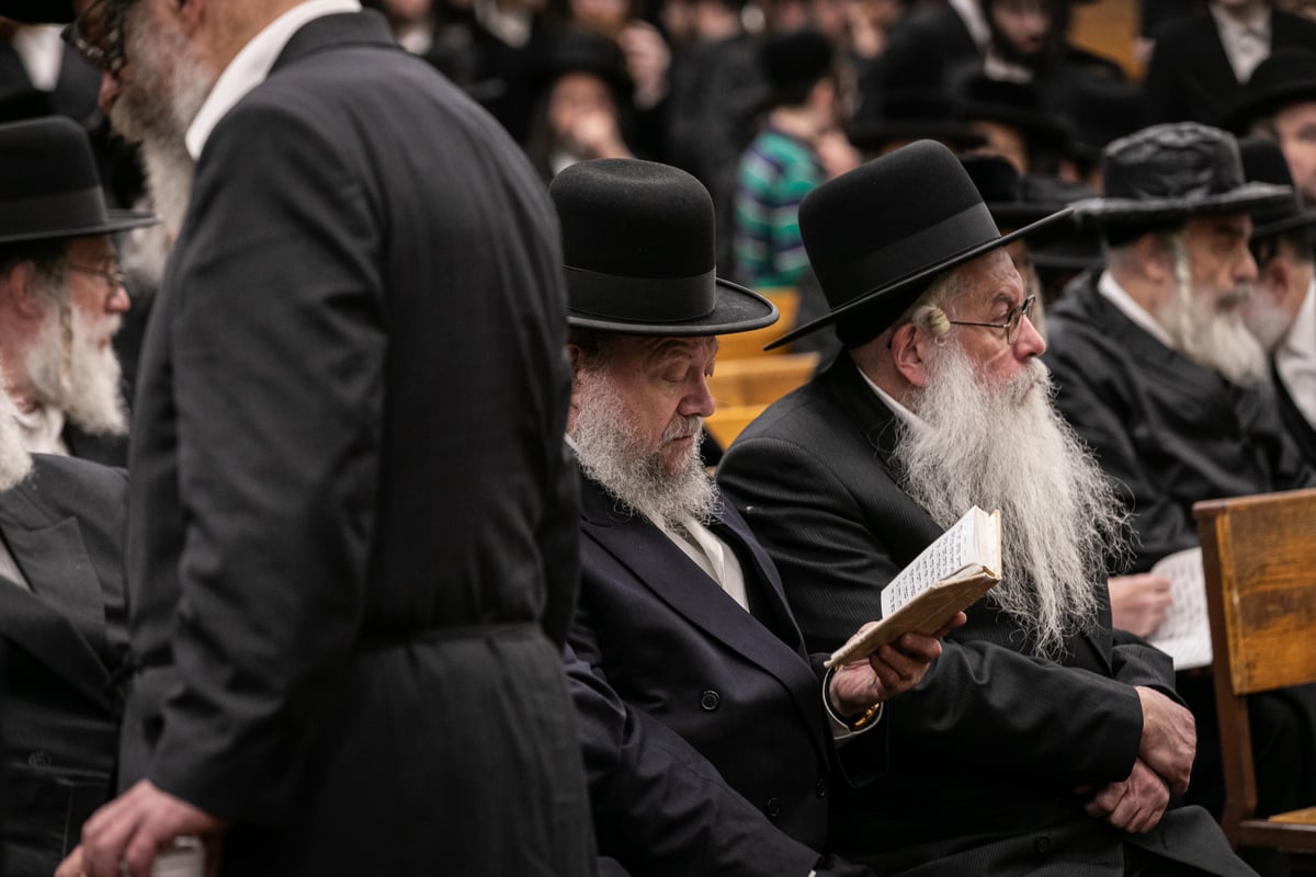 תחת גשם שוטף: אלפים ליוו למנוחות את הדיין