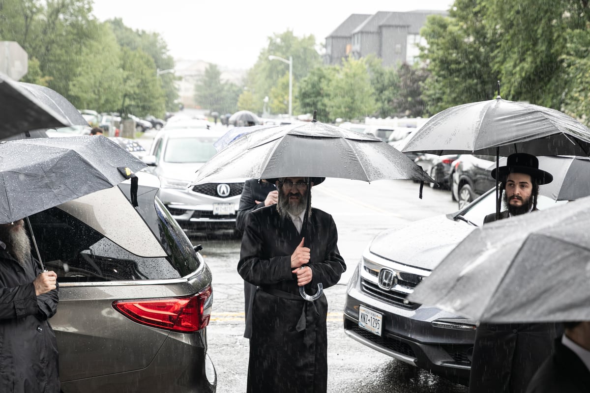 תחת גשם שוטף: אלפים ליוו למנוחות את הדיין