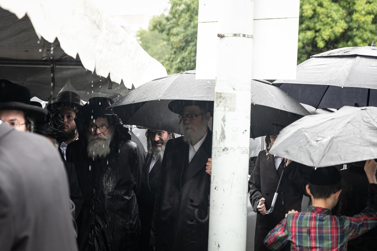 תחת גשם שוטף: אלפים ליוו למנוחות את הדיין