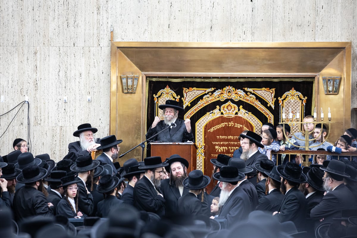 תחת גשם שוטף: אלפים ליוו למנוחות את הדיין