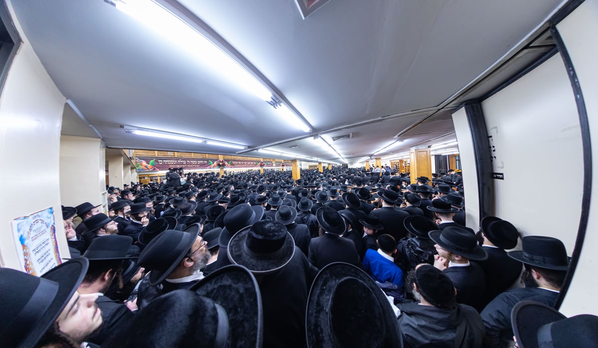 תחת גשם שוטף: אלפים ליוו למנוחות את הדיין