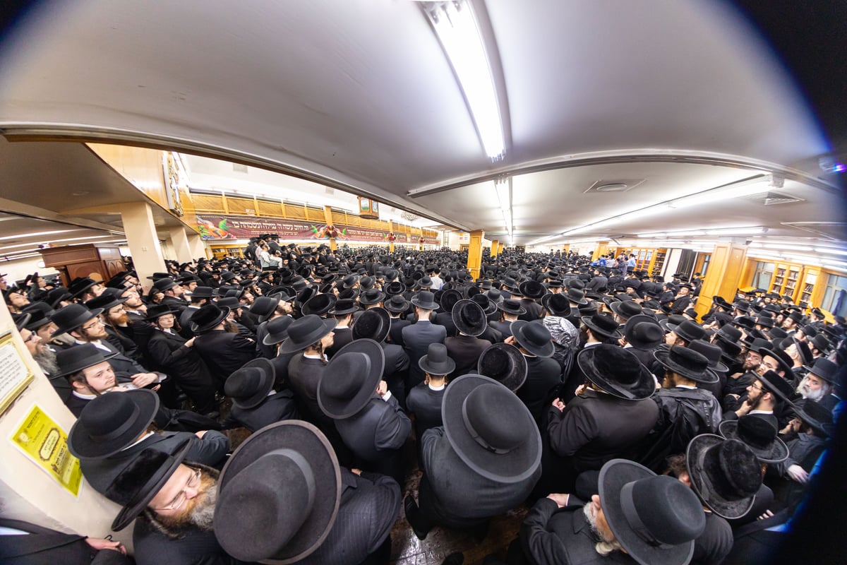 תחת גשם שוטף: אלפים ליוו למנוחות את הדיין