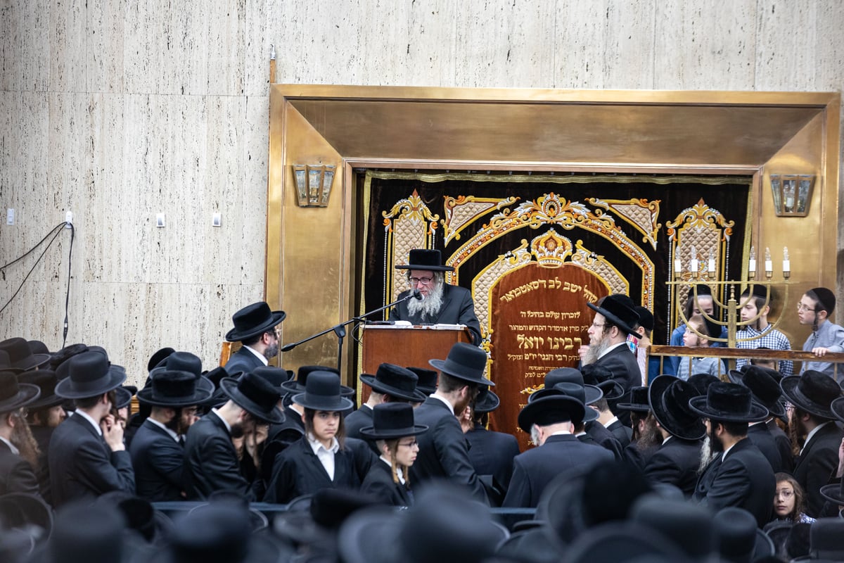 תחת גשם שוטף: אלפים ליוו למנוחות את הדיין