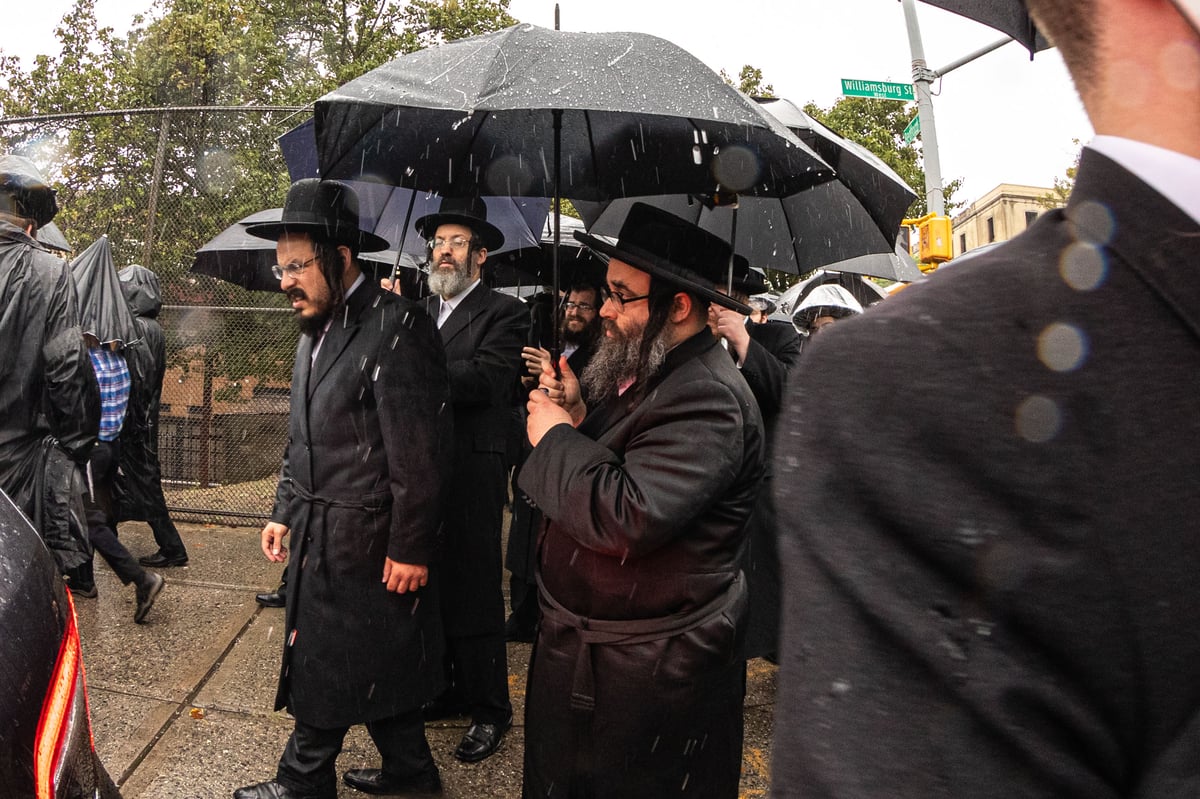 תחת גשם שוטף: אלפים ליוו למנוחות את הדיין