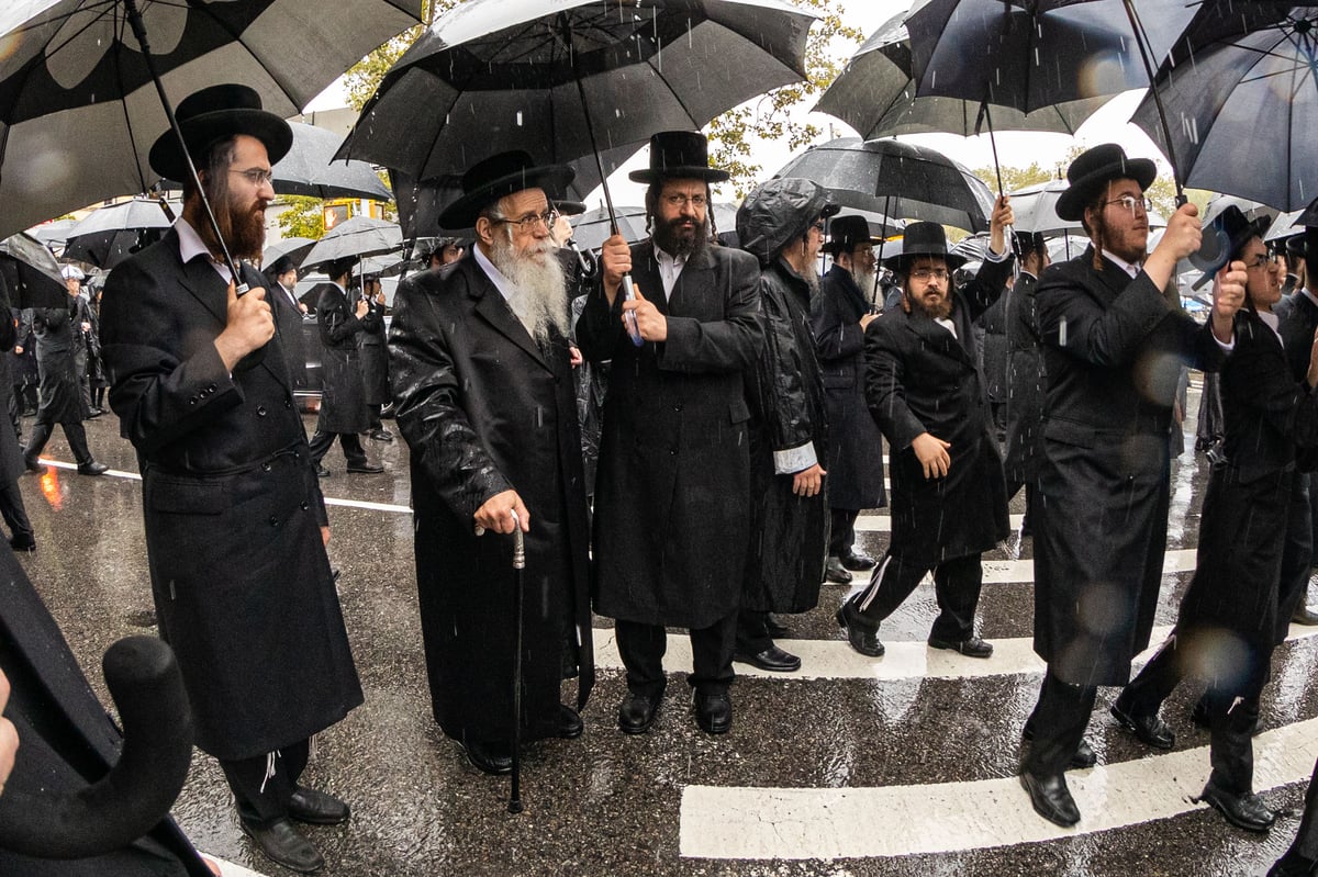 תחת גשם שוטף: אלפים ליוו למנוחות את הדיין