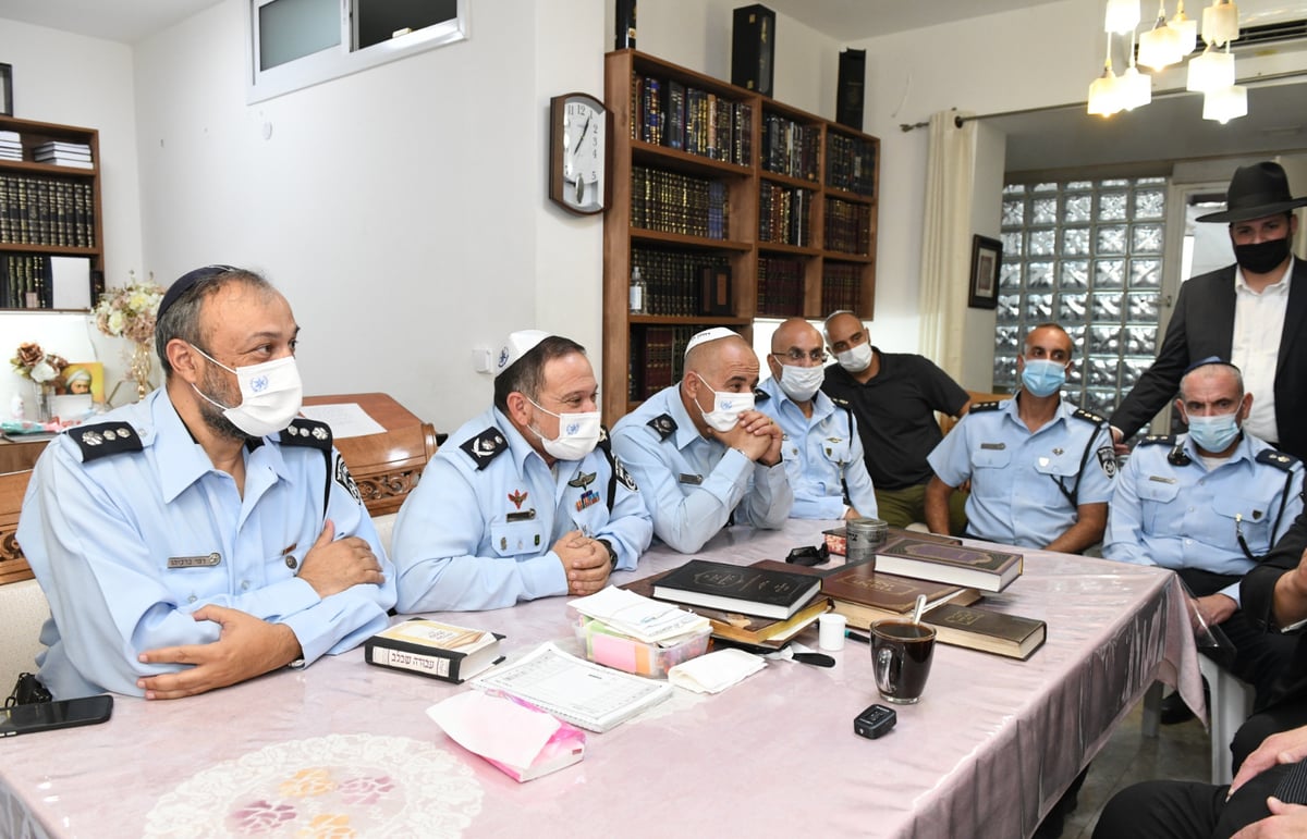 המפכ"ל ביקר בבתי גדולי ישראל; "זו שעת חירום"