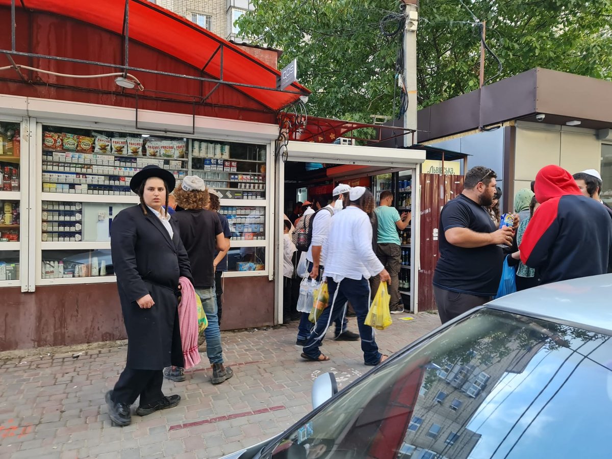 צפו בתיעוד: ההכנות לשבת בעיירה אומן