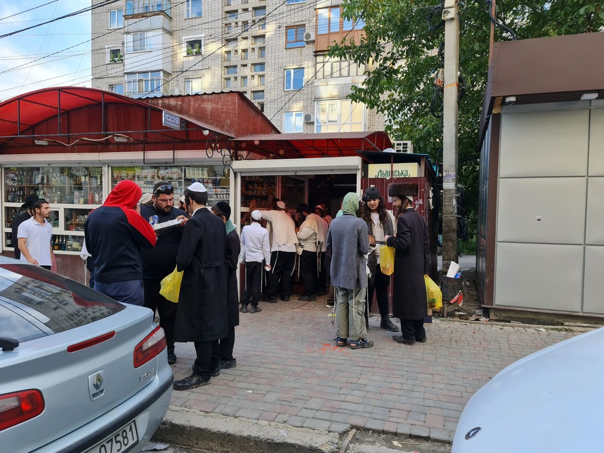 צפו בתיעוד: ההכנות לשבת בעיירה אומן