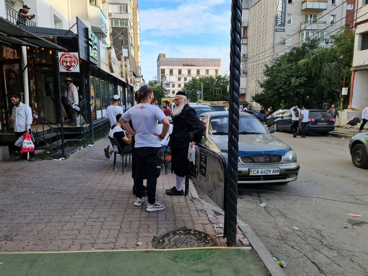 צפו בתיעוד: ההכנות לשבת בעיירה אומן